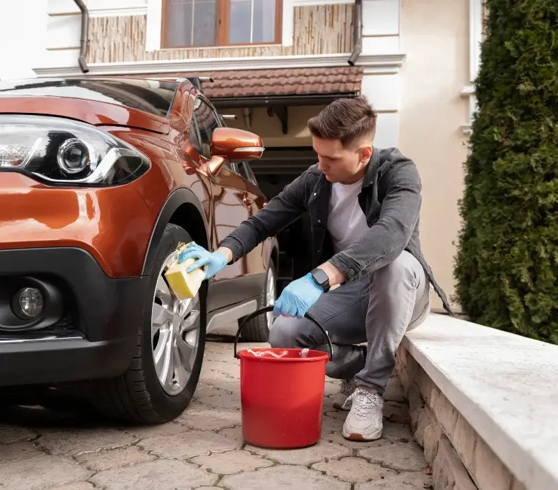 Lavage auto à domicile Villelongue-de-la-Salanque : professionnel intervenant sur un véhicule